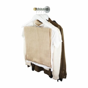 Klädstång i vintagestil tillverkad av industriellt silver och mässingsbeslag - för hemmabruk eller i butik