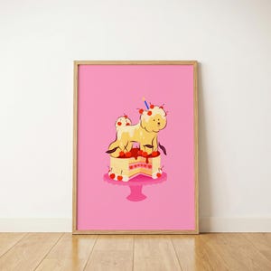 Peut inclure: Une impression d'art encadrée représentant un chien jaune clair debout sur un gâteau à étages avec une part retirée. Le gâteau est décoré de cerises rouges et repose sur un piédestal rose. Une bougie bleue est sur la tête du chien sur fond rose.
