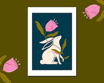 Póster de conejo y flor sobre fondo azul: dulce ilustración de un conejo y una flor rosa, perfecta para la habitación de un niño o una niña.