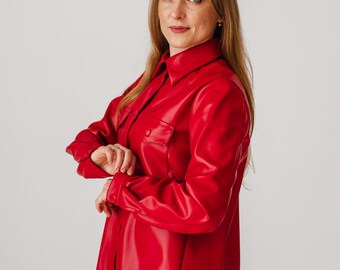 Camisa roja de piel sintética para mujer | Camisa abotonada con cinturón | Blusa llamativa