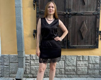 Schwarzes Satin-Set: Seiden-Sliptop, ärmellose Bluse mit V-Ausschnitt, Minirock mit Spitzenbesatz, zweiteiliges Outfit, elegante Loungewear für den Abend