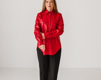 Camisa roja de piel sintética para mujer | Camisa abotonada con cinturón | Blusa llamativa