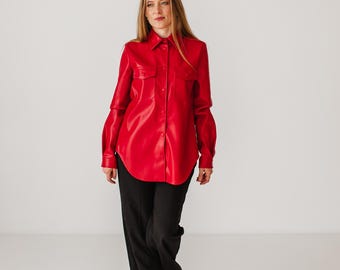 Camisa roja de piel sintética para mujer