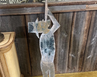 Arte popular antiguo para colgar en la pared: Hombre con sombrero de copa y trompeta, veleta, madera rústica, 137 cm de largo