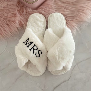 Luxe Fluffy Slippers – Custom Printed – Mrs, Initials , Wedding, Hens, Party or Pamper Day.Personalise, Thick Sole White OR Pink