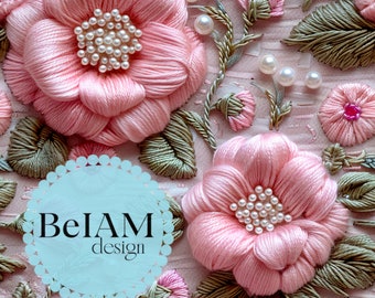 Puede incluir: Primer plano de una flor de tela rosa con un centro de perlas, rodeada de otras flores rosas y hojas verdes. El texto "BelAM design" está en un círculo en la imagen.