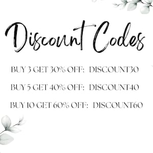 K&ouml;nnte beinhalten: Ein wei&szlig;er Hintergrund mit gr&uuml;nen, belaubten Zweigen an den Seiten. Der Text "Discount Codes" ist in schwarzer Kursivschrift geschrieben. Unter dem Text stehen drei Zeilen Text, die lauten: "BUY 3 GET 30% OFF: DISCOUNT30", "BUY 5 GET 40% OFF: DISCOUNT40" und "BUY 10 GET 60% OFF: DISCOUNT60".