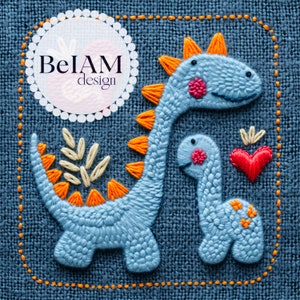 Könnte beinhalten: Gestickte Darstellung von zwei blauen Dinosauriern auf einem blauen Stoffhintergrund. Der größere Dinosaurier hat orange Stacheln und der kleinere Dinosaurier hat ein rotes Herz daneben.