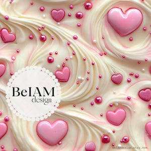 Könnte beinhalten: Weißer Frosting mit rosa Wirbeln und rosa Herzstreuseln. Der Frosting hat einen weißen Kreis mit dem Text "BeIAM design" in Schwarz.