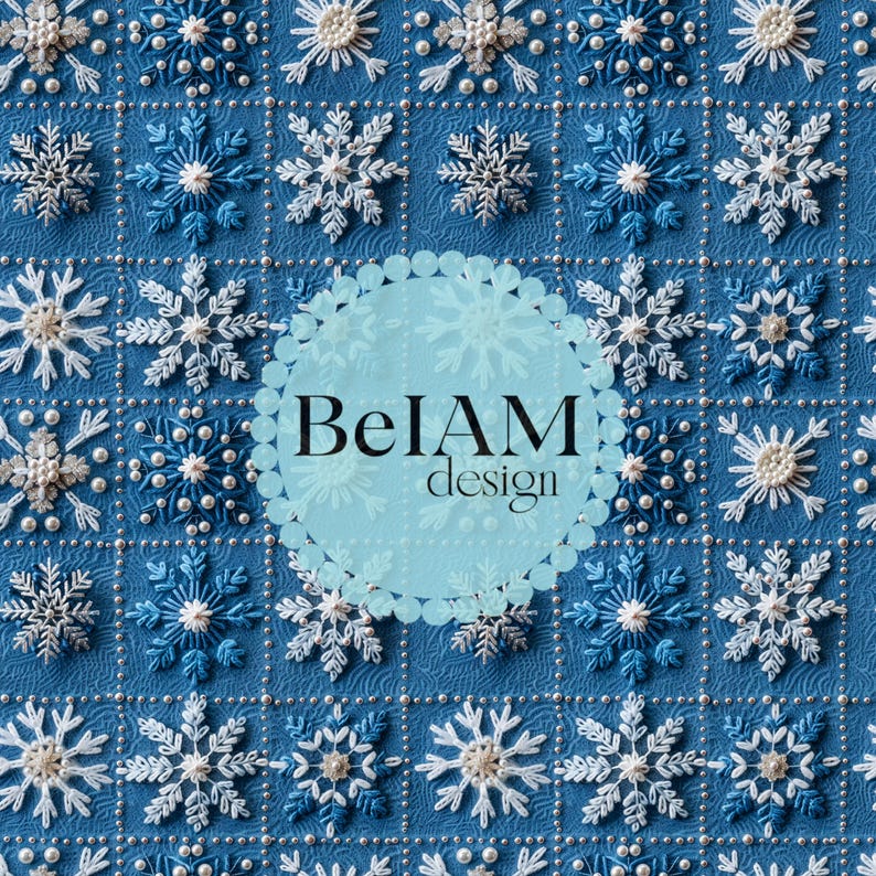 Peut inclure: Un tissu bleu avec un motif r&eacute;p&eacute;titif de flocons de neige brod&eacute;s en blanc et bleu. Chaque flocon est orn&eacute; de petites perles blanches. Un cercle bleu clair au centre affiche le texte BeIAM design sur le motif en grille.