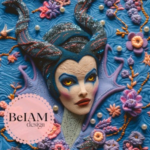 Op de afbeelding: Een close-up van een Maleficent van vilt, die met naalden is geviltd en uit de Disney-film Doornroosje komt. De figuur is omringd door geborduurde bloemen en ranken op een blauwe achtergrond. De afbeelding bevat de tekst "BelAM design".