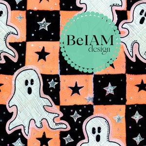 Puede incluir: Una tela a cuadros negros y naranjas con aplicaciones de fantasmas blancos y estrellas plateadas brillantes. La tela tiene el texto "BelAM design" en un c&iacute;rculo.