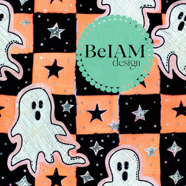 Puede incluir: Una tela a cuadros negros y naranjas con aplicaciones de fantasmas blancos y estrellas plateadas brillantes. La tela tiene el texto "BelAM design" en un c&iacute;rculo.