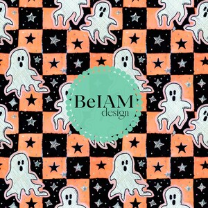 Puede incluir: Un patr&oacute;n sin costuras que presenta fantasmas blancos con contornos negros sobre un fondo a cuadros de cuadrados naranja y negro. El fondo tambi&eacute;n tiene estrellas plateadas brillantes. El patr&oacute;n incluye el texto "BeIAM design" en un c&iacute;rculo.