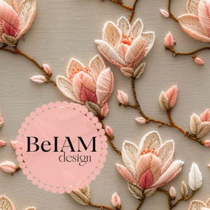 Op de afbeelding: Close-up van een bloemenontwerp met geborduurde roze en crèmekleurige bloemen met bruine stelen en bladeren. Het ontwerp bevat de tekst "BeIAM design" in een roze cirkel.