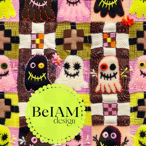Peut inclure: Une courtepointe colorée en patchwork sur le thème d'Halloween. La courtepointe présente diverses figures en feutre cousues de fantômes, de citrouilles et d'autres personnages effrayants. La courtepointe est décorée de perles et d'autres embellissements. Le texte "BelAM design" est visible au centre de la courtepointe.