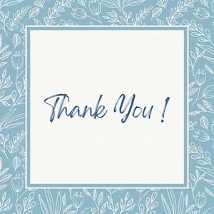 Peut inclure: Une carte carr&eacute;e pr&eacute;sentant le texte Thank You en &eacute;criture manuscrite bleu fonc&eacute; centr&eacute; sur un fond blanc. La carte est encadr&eacute;e par une bordure de motifs floraux et de feuilles au trait blanc sur un fond bleu cendr&eacute;, cr&eacute;ant un design &eacute;pur&eacute;.