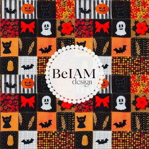 K&ouml;nnte beinhalten: Ein schwarz-wei&szlig;er Patchwork-Deckenbezug mit Halloween-Motiv. Der Bezug zeigt verschiedene Designs, darunter K&uuml;rbisse, Flederm&auml;use, Geister und Katzen. Der Bezug ist mit roten Schleifen und einem wei&szlig;en Kreis mit dem Text "BelAM design" verziert.