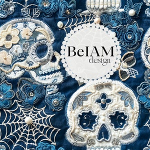 Könnte beinhalten: Nahaufnahme eines Jeansstoffes mit weißen und blauen gestickten Totenköpfen und Blumen. Der Stoff hat einen weißen Kreis mit dem Text "BelAM design" in der Mitte.