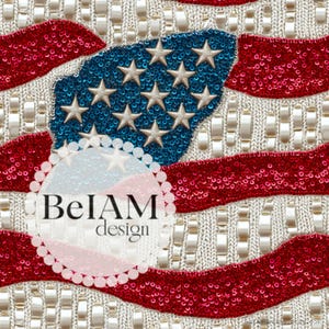 Könnte beinhalten: Nahaufnahme eines weißen gestrickten Stoffes mit roten, weißen und blauen Pailletten, die ein amerikanisches Flaggenmuster bilden. Der Stoff hat eine gewebte Textur und die Pailletten sind in einem wellenförmigen Muster angeordnet. Die Flagge ist teilweise von einem weißen Kreis mit dem Text "BelAM design" in Schwarz verdeckt.