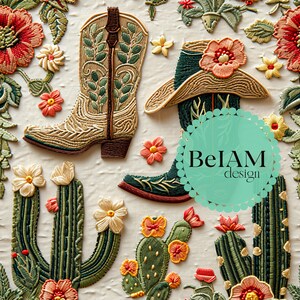 Può includere: Disegno ricamato con un paio di stivali da cowboy, cactus e fiori. Il disegno è ricamato in tonalità di verde, marrone e rosso. Il testo "BelAM design" è ricamato al centro dell'immagine.