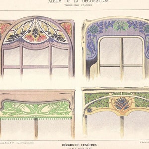 Op de afbeelding: Vier illustraties van raamontwerpen met decoratieve details. De ontwerpen bevatten bloemmotieven, bogen en geometrische patronen in tinten groen, blauw, geel en roze. De tekst "ALBUM DE LA DÉCORATION TROISIÈME VOLUME" en "DÉCORS DE FENÊTRES par H.L. BONVALLET" is zichtbaar bovenaan en onderaan de afbeelding.
