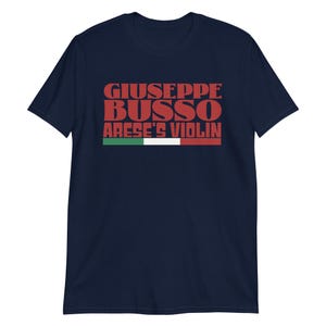 Könnte beinhalten: Marineblaues T-Shirt mit dem Text "GIUSEPPE BUSSO ARESE'S VIOLIN" in Rot, über einem horizontalen Streifen in den Farben der italienischen Flagge. Das T-Shirt hat kurze Ärmel und einen Rundhalsausschnitt.