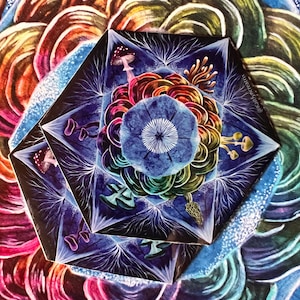 Puede incluir: Impresión artística hexagonal con una flor azul central rodeada de coloridas setas y otros hongos. La obra de arte tiene un estilo de acuarela con un fondo azul oscuro y líneas blancas en forma de venas. La impresión está superpuesta a un diseño floral abstracto más grande.