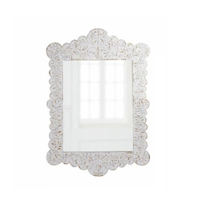 Puede incluir: Espejo blanco adornado con un diseño floral detallado alrededor del marco. El espejo tiene un borde festoneado y una forma rectangular.