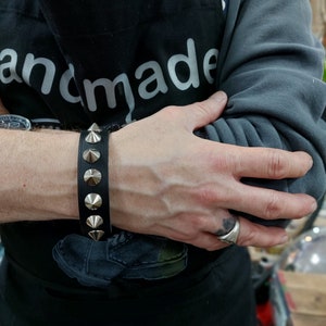 Handgemaakte mans dames koeienhuid zwart lederen bezaaid polsbandje, armband met studs, spikes