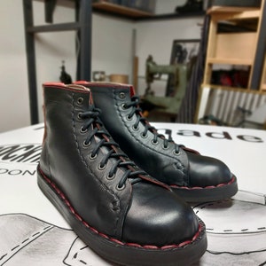 Botas de macaco Cockney feitas à mão, &#39;Step&#39; com renda até os dedos, botas de telhado, couro preto impermeável de flor integral, com detalhes vermelhos, fabricadas em Londres
