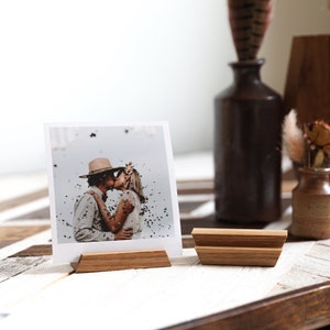 Expositor de fotos de madera hecho a mano. Expositor ecológico para Polaroids e impresiones. Ideal como regalo de boda. Ideal para escritorio o pared.