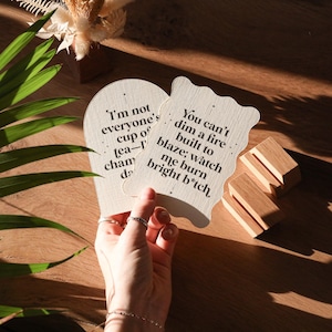 Badass B*tch Affirmationskarten und handgemachte Eichenholzständer. Positive, aufbauende, selbstfürsorgende Botschaften. Das perfekte Geschenk für Frauen und Freunde