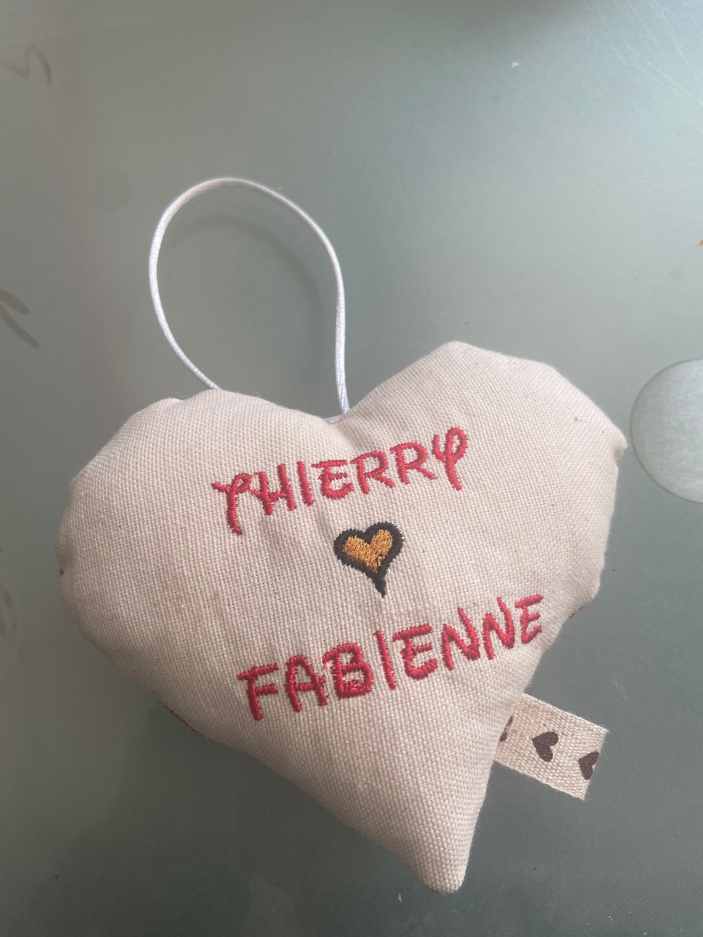 Cœur Personnalisé Saint Valentin A Suspendre Pour Décoration avec Prénom. Dimensions 10x13cm.