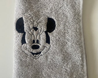 Serviette Minnie / éponge/ essuie main/visage/cheveux 30x50 cm broderie machine cadeau invité