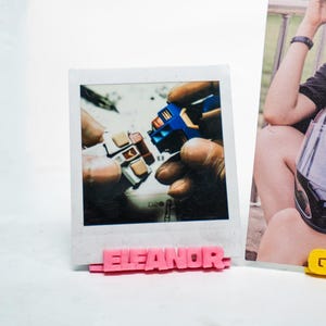 Suporte para fotos personalizado com nome personalizado | Suporte para Polaroid e Photocard impresso em 3D | Decoração de mesa exclusiva | Presente personalizado