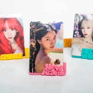 Porta-cartões de fotos Kpop personalizado | Suporte de PC impresso em 3D para produtos de ídolos | Exibição de logotipo personalizado | Decoração de ambiente Kpop | Presente para fãs colecionadores