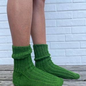 hand-knitted socks, hand-knitted stockings, green, ribbed pattern, knitted, Atelier Zitron, country house, gift, knitted socks