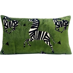Capa de almofada verde em veludo com estampa de zebra | Almofada decorativa verde de design moderno | Almofada de veludo verde com estampa de zebra
