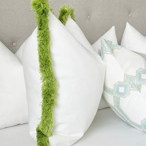 Witte decoratieve kussensloop met groene geborstelde rand, witte katoenen kussensloop Schumacher