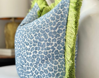 Funda de cojín decorativa con estampado de guepardo azul, cojín azul con flecos verdes, cojín decorativo con estampado de guepardo.