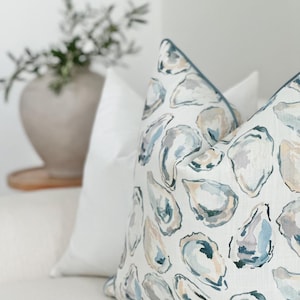Funda de almohada costera con estampado de ostras, funda de almohada costera decorativa en azul rubor, almohada costera de diseño moderno