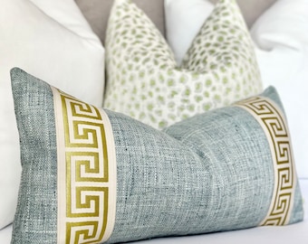 Coussin bleu brume avec détail de clé grecque vert citron, lombaire de taie d'oreiller décoratif bleu, taie d'oreiller accent bleu brume moderne