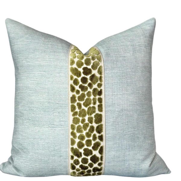 Funda de almohada con diseño de vidrio marino y detalle de cinta decorativa de guepardo verde. Moderna funda de almohada azul. Almohada con acento costero para sofá y cama.