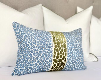 Funda de almohada decorativa con estampado de guepardo azul y cinta decorativa de guepardo verde. Estampado animal. Estilo chinoiserie.