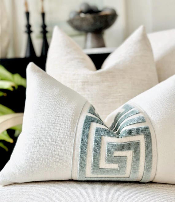 Weißer Dekokissen-Bezug mit griechischen Schlüsselband-Detail | Designer Kissenbezug für Sofa und Bett | Modernes weißes Akzent-Kissen