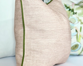 Almofada decorativa rosa com detalhes em verde escuro | Capa de almofada de luxo feita sob medida para sofá e cama | Capa de almofada rosa moderna