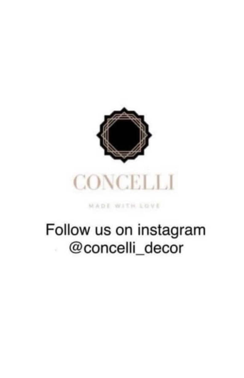 K&ouml;nnte beinhalten: Ein schwarz-wei&szlig;es Logo mit geometrischem Design. Der Text "CONCELLI" befindet sich unter dem Logo, und der Text "MADE WITH LOVE" darunter. Der Text "Follow us on instagram @concelli_decor" befindet sich darunter.