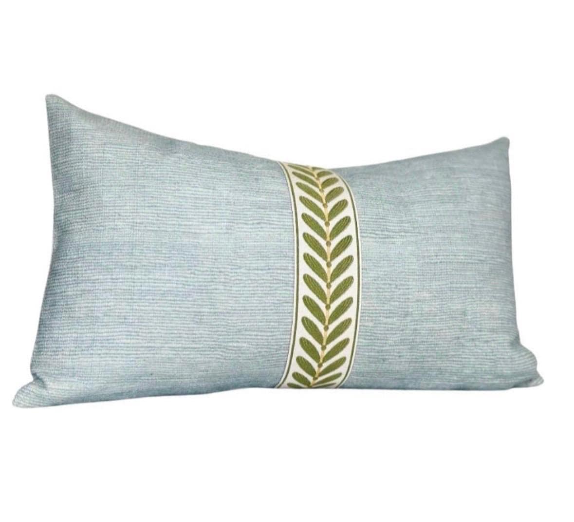 Sierkussenhoes van zeeglas met groen decoratief tapedetail, kussensloop met accent van zeeglas voor bank en bed, decoratieve kussensloop aan de kust