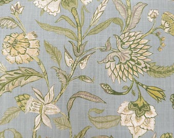Peut inclure: Un tissu bleu avec un motif floral. Les fleurs sont blanches, jaunes et vertes. Le tissu a une texture subtile.